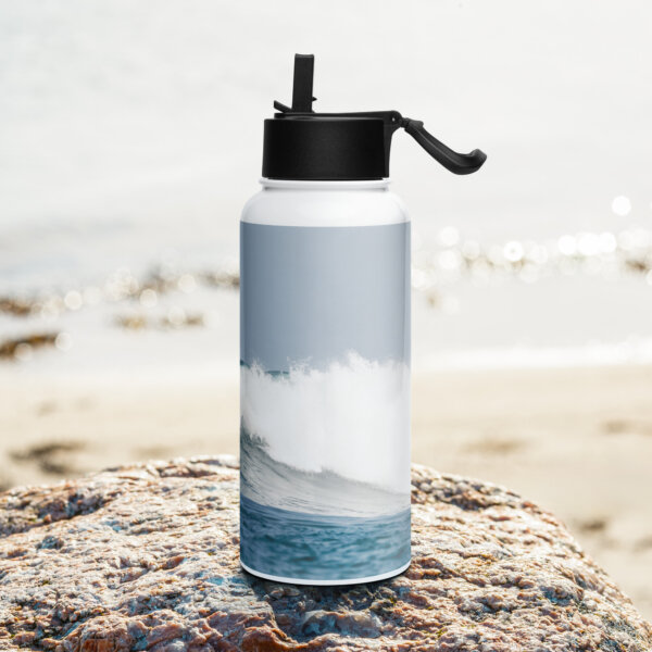 Stainless steel water bottle with a straw lid - Image 3