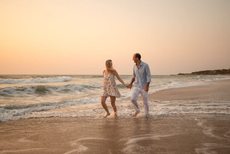 couple photography by the ocean