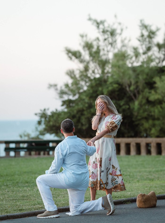 Couple Surprise weeding proposal in Biarritz lighthouse
